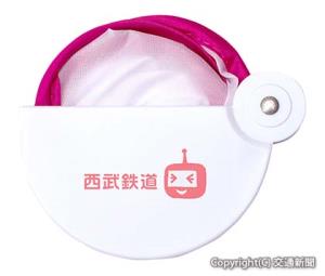 利用者にプレゼントするオリジナル折り畳みうちわ（西武提供）