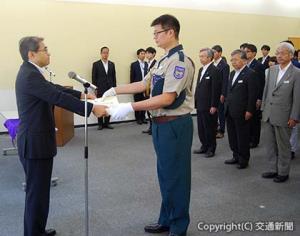 深澤社長（左）から感謝状を受け取る坂口課長代理