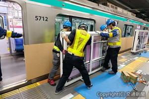 報道公開されたたまプラーザ駅ホームドア設置工事（東急提供）