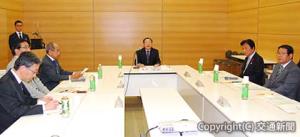 会議に出席した青柳社長（中央）と各県知事ら