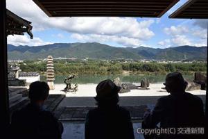 本楽寺の枯山水を眺める参加者