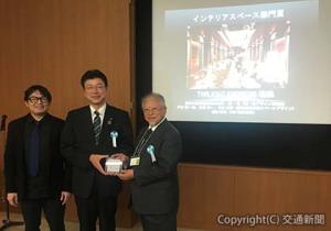 表彰式で記念撮影する岡田部長（中央）、浦氏（右）ら（ＪＲ西日本提供）