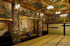 階段の南側に連続する絵画や優美な彫刻が施された和室（ホテル雅叙園東京提供）