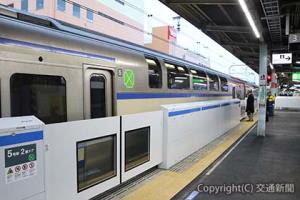 使用開始したホームドア（ＪＲ千葉支社提供）