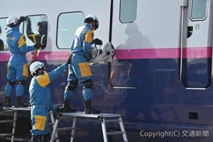 廃車になった新幹線車両（Ｅ２系）を活用して行われた訓練（ＪＲ仙台支社提供）