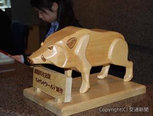 受付に飾られたイノシシの木彫り