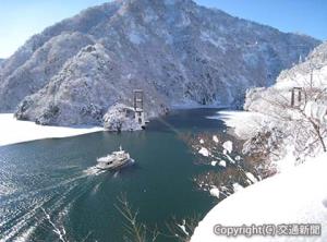 雪景色の小牧ダム湖を行く庄川遊覧船（庄川遊覧船提供）