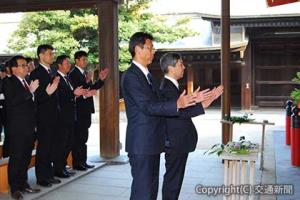 必勝祈願する（前列手前から）野中監督、廣川部長ら