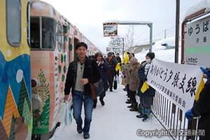 市民らの歓迎を受けるツアー参加者たち　＝夕張駅＝