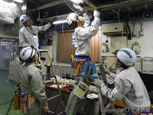 競技会で停電からの応急復旧に取り組む参加者ら（ＪＲ東日本ビルテック提供）