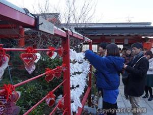 縁結びで有名な淡嶋神社を訪れたツアー参加者（南海提供）
