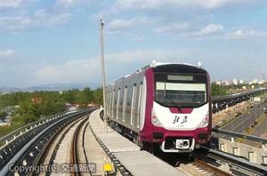 ＣＢＴＣ（無線式列車制御システム）「ＳＰＡＲＣＳ」を採用した北京地下鉄15号線は延長約40㌔。列車間隔短縮が可能で、電力・機器コストを従来比で約30％削減した（日本信号提供）