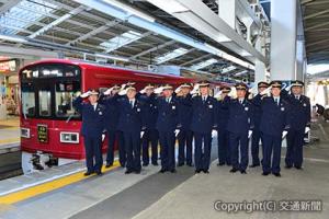 開業１２０周年を記念し、京急川崎駅の大師線ホームで開かれた式典。他の駅からも多くの駅長がお祝いに駆けつけた