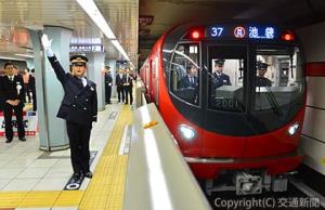 〝出発合図〟を行う武田駅長