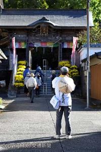 巡拝目的は人それぞれ。参道で記念撮影に興じるお遍路さん＝37番札所「岩本寺」＝