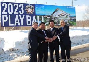 協議後、ボールパーク建設予定地を視察する（右から）上野市長、島田社長ら