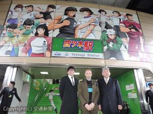 記念撮影する（右から）小林社長、イニエスタ選手、高橋さん