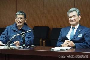 審査結果を発表する櫻井さん（左）と半井社長