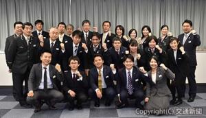 意見交換会に参加した両社のメンバー。最後は静岡ＤＣのキャッチフレーズ「アッパレ　しずおか元気旅」の掛け声で記念撮影した