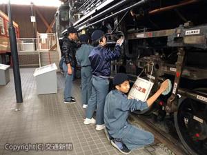 四国鉄道少年団と合同での清掃活動。四国鉄道文化館にあるＣ57形蒸気機関車を磨き上げる団員（交通道徳協会提供）