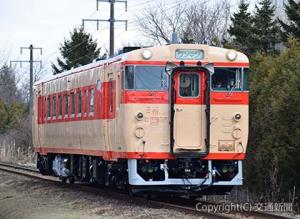 国鉄時代の急行形塗色であるクリームと赤に塗り替えたキハ40形気動車（道南いさりび鉄道提供）