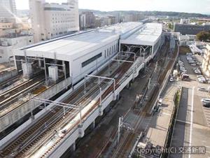 あいの風とやま鉄道下り線の高架化が完了した富山駅（中央）。左は北陸新幹線富山駅（北陸信越運輸局提供）