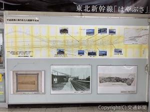 待合室に掲出されている1988年10月当時の同駅の路線図と開業時から昭和にかけての写真パネル