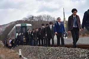 電車から降り線路の上を歩いて避難する訓練参加者（ＪＲ仙台支社提供）