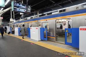 難波駅１番線ホームで運用開始されたホームドア（南海提供）