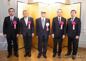 記念撮影する伊能委員長（中央）と受賞者ら（ＪＲ東日本提供）