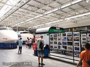 「リニア・鉄道館」の展示会場の様子。実物の展示車両とコラボした〝鉄道空間〟が雰囲気を高めてくれる（富士フイルム提供）
