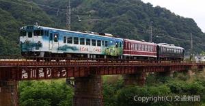 ＪＲ「天空の城竹田城跡号」とＷＩＬＬＥＲ　ＴＲＡＩＮＳ「丹後くろまつ号」を連結した「ぐるっと北近畿」を今年も運転（ＪＲ福知山支社提供）