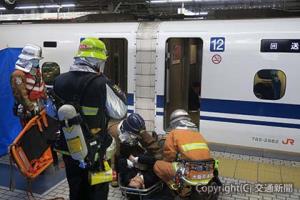 新幹線中央改札口前の救護所に負傷者を運ぶ消防士（ＪＲ東海提供）