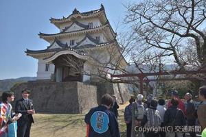 宇和島城を訪れたツアー参加者