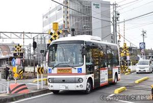 瀬戸線の踏切を渡る自動運転バスの実験車両