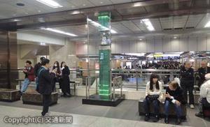 初代大阪駅で列車発車の際に合図する「時鐘」として使われていたと伝わる鐘をモニュメントとして設置
