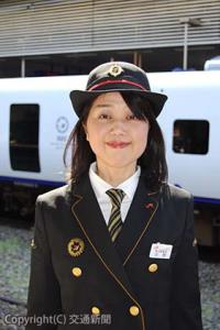 博多駅初の女性駅長に就任した中野さん