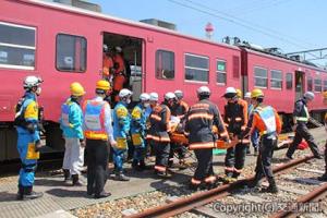 七尾鉄道部構内で行われた総合事故対応訓練（ＪＲ金沢支社提供）