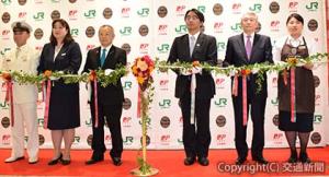 テープカットする喜㔟常務（右から３人目）、大澤副社長（同４人目）、小林社長（同２人目）ら