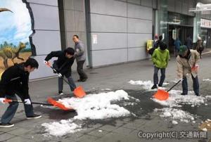 昨年の豪雪後、ＪＲ福井駅前の雪かきに精を出す団員（交通道徳協会提供）