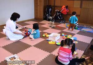 臨時の託児所で保育スタッフと遊ぶ子どもたち（日本ホテル提供）