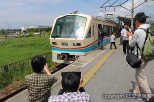 ラストランには鉄道ファンらが駆け付けた（近江鉄道提供）
