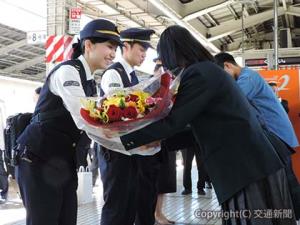 生徒代表から花束を受けるＪＲ東海関係者（左）＝東京駅東海道新幹線１６番線ホーム＝