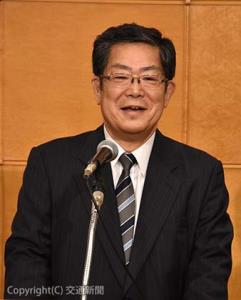 あいさつする吉川会長