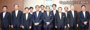 深澤社長（前列右から４人目）と「安全の語り部」の新任７人ら