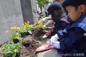 花壇に花を植える園児ら（札幌駅花の会提供）