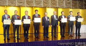 清野会長（中央）を囲む日本ＳＣ大賞などの受賞者代表