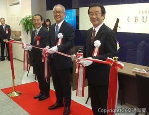 テープカットする松田社長（中央）、酒井専務執行役員（右）ら