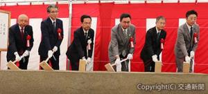 くわ入れを行う雨宮支社長（左から３人目）ら（ＪＲ水戸支社提供）