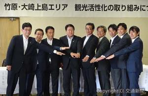 地域活性化に向けた取り組み推進を誓う飯田副支社長（左端）、今榮市長（左から４人目）、水田リーダー（右端）ら（ＪＲ広島支社提供）